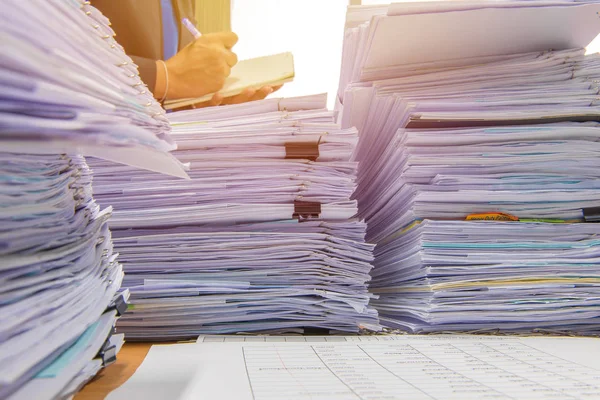Documentos en el escritorio se acumulan en lo alto de la espera de ser gestionado —  Fotos de Stock