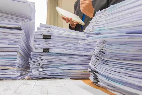 Dokument på skrivbord stack upp hög väntar på att hanteras — Stockfoto