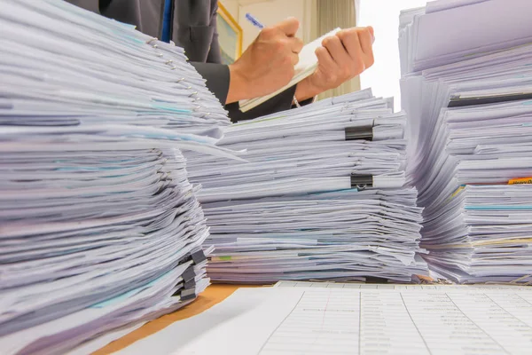 Documentos em mesa empilhar alta esperando para ser gerenciado — Fotografia de Stock