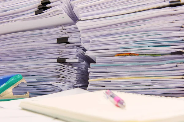 Documents on desk stack up high waiting to be managed — Stock Photo, Image