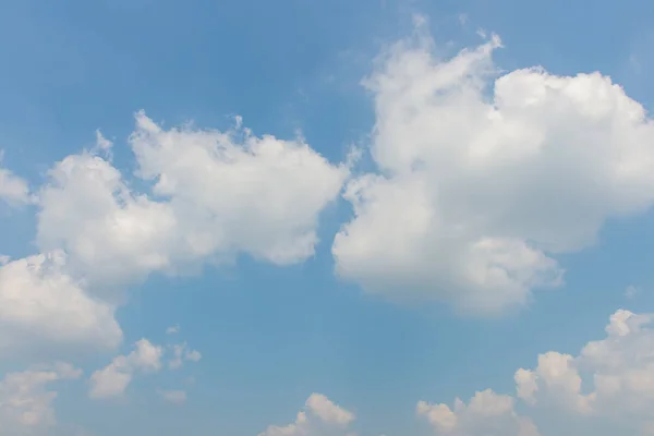 Cielo azul con nubes naturaleza para el fondo — Foto de Stock