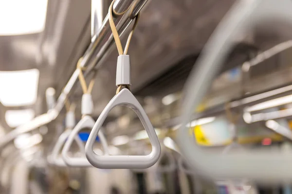 Asas en el techo para el pasajero de pie dentro de un autobús — Foto de Stock