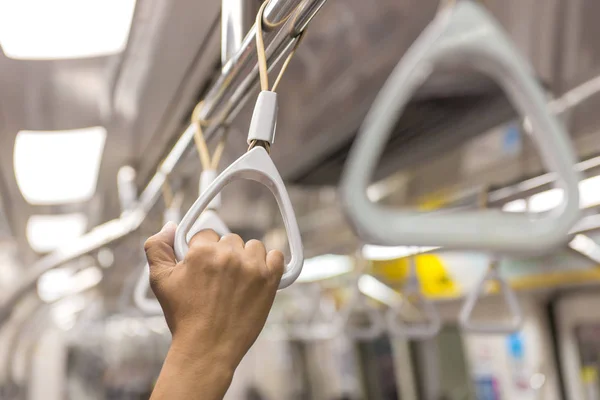バス内立位の乗客のための天井のハンドル — ストック写真