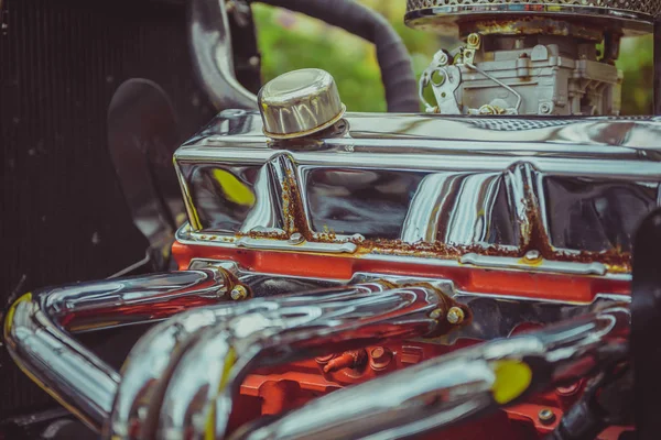 Közelkép a vintage retro veteránautó részletes motor par motor — Stock Fotó