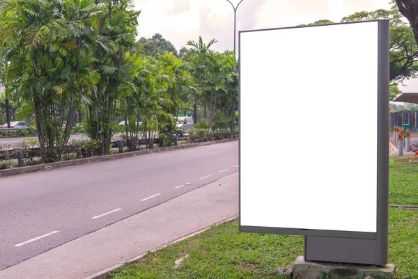 Cartelera en blanco listo para el nuevo anuncio en zona verde del parque — Foto de Stock