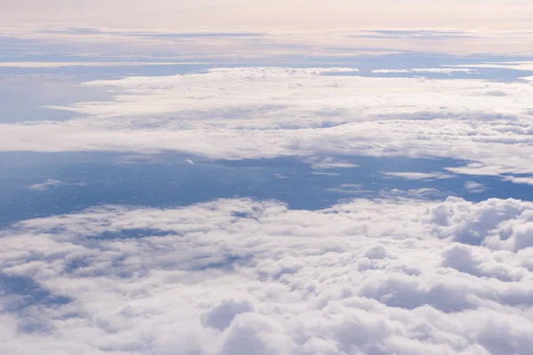 Blauwe lucht en wolken gezien door het raam van vliegtuigen — Stockfoto