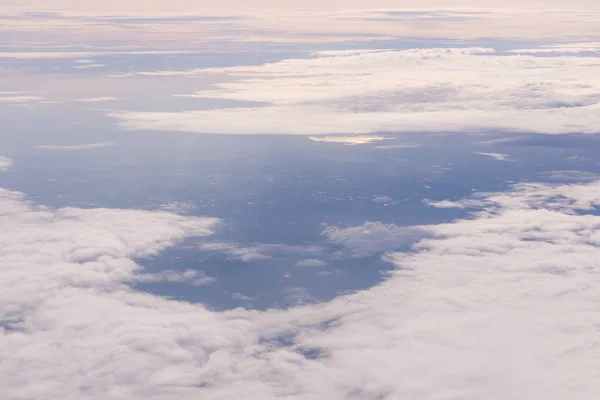 Błękitne niebo i chmury widziane przez okno samolotu — Zdjęcie stockowe