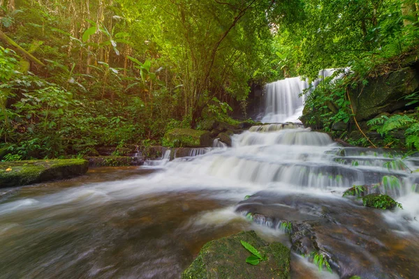 Air terjun yang indah di hutan hujan di phu tub berk gunung phu — Stok Foto