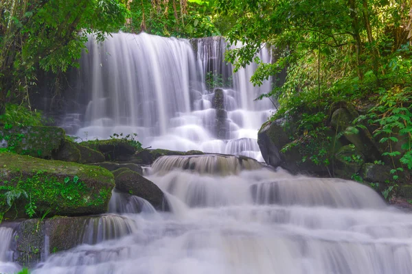 Prachtige waterval in regenwoud op phu tub berk berg phet — Stockfoto