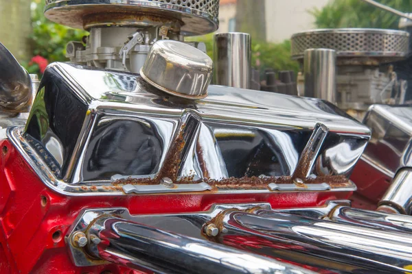 Közelkép a vintage retro veteránautó részletes motor par motor — Stock Fotó