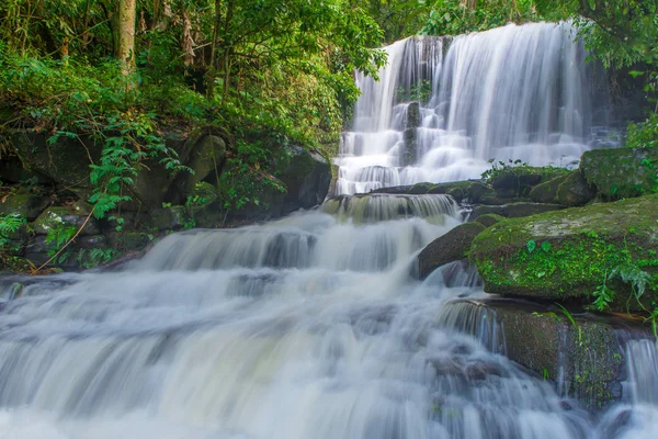 Prachtige waterval in regenwoud op phu tub berk berg phet — Stockfoto