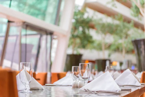 Elegansen i glas på bordet för matsal — Stockfoto