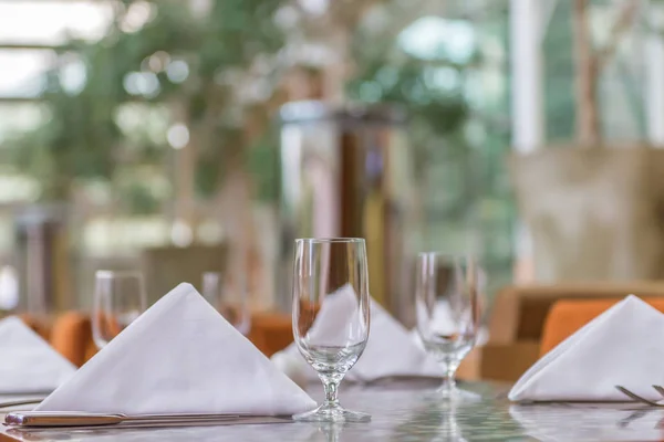 Eleganza di bicchieri sul tavolo allestito per la sala da pranzo — Foto Stock