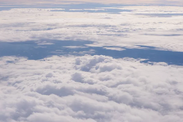 Błękitne niebo i chmury widziane przez okno samolotu — Zdjęcie stockowe
