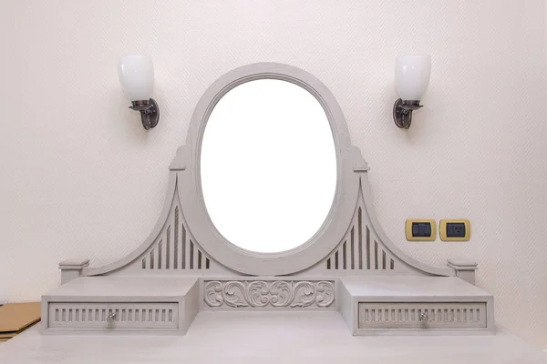 Dřevěný vyřezávaný stolek s prázdný snímek v místnosti — Stock fotografie