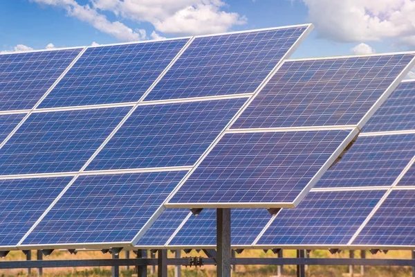 Central eléctrica que utiliza energía solar renovable con cielo azul —  Fotos de Stock