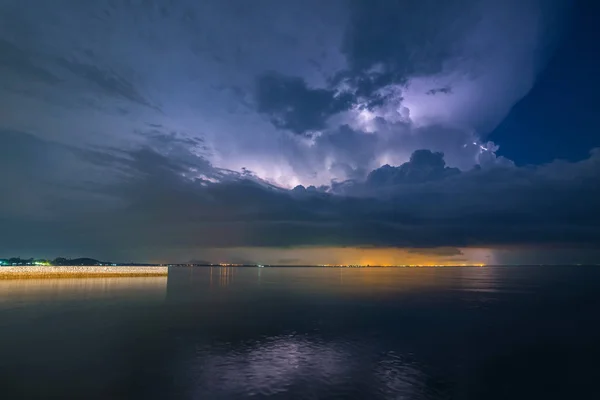 Sötét éjszaka a villám fenti viharos tengeren — Stock Fotó