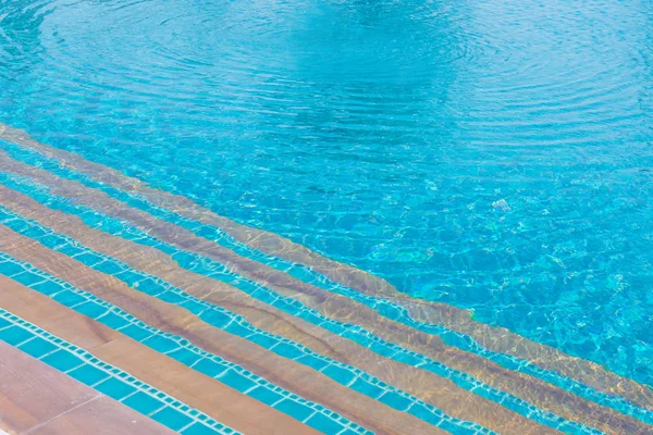 Lujo de piscina azul en el hotel —  Fotos de Stock