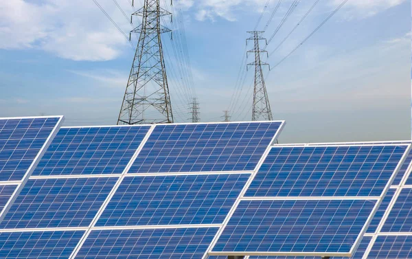 Электростанция с использованием возобновляемых источников солнечной энергии с голубым небом — стоковое фото