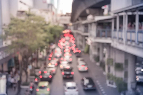 Abstém bokeh borrão de engarrafamento da noite na estrada na cidade — Fotografia de Stock