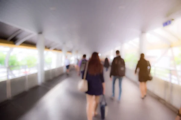 Flou Les gens Marcher dans le couloir du centre d'affaires — Photo