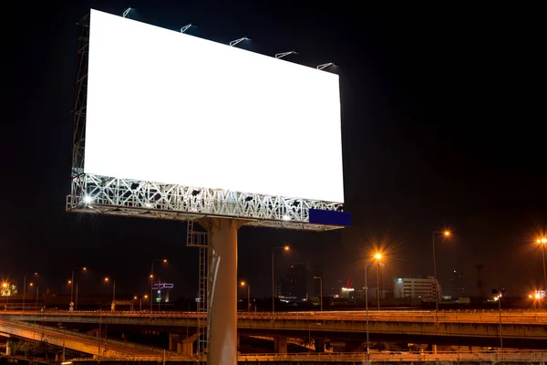 Cartellone bianco al crepuscolo per la pubblicità — Foto Stock