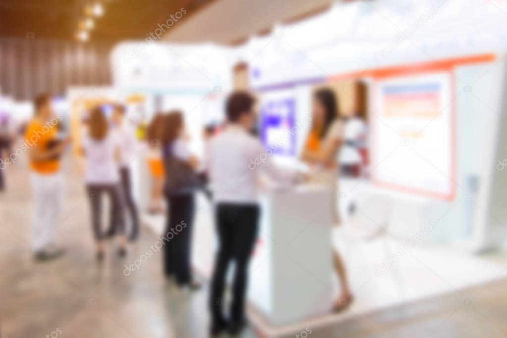 blurred of people shopping in exhibition hall or shopping centre
