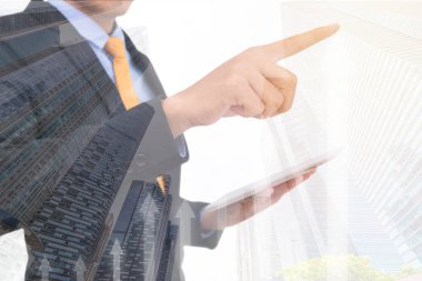 iş adam ticaret kavramı ile mali gra tablet kullanma