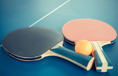 Tabletennis veya ping pong raketleri ve topları masada. Spor conce
