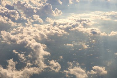 Mavi gökyüzü ve bulutlar uçağın penceresinden görüldüğü gibi