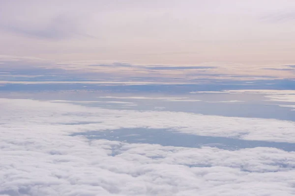 Μπλε ουρανός και σύννεφα, όπως φαίνεται μέσα από το παράθυρο του αεροσκάφους — Φωτογραφία Αρχείου