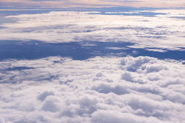 Cielo azul y nubes vistas a través de la ventana de la aeronave —  Fotos de Stock