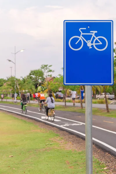 Segno di bicicletta per l'esercizio nel parco pubblico, sport all'aria aperta — Foto Stock