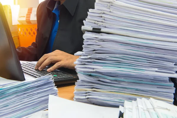 Documents on desk stack up high waiting to be managed — Stock Photo, Image