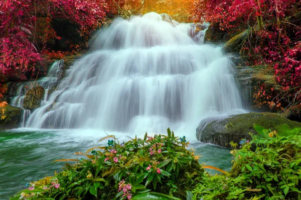 Belle cascade en forêt tropicale au phu baignoire berk montagne phet — Photo