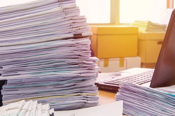 Documentos en el escritorio se acumulan en lo alto de la espera de ser gestionado —  Fotos de Stock