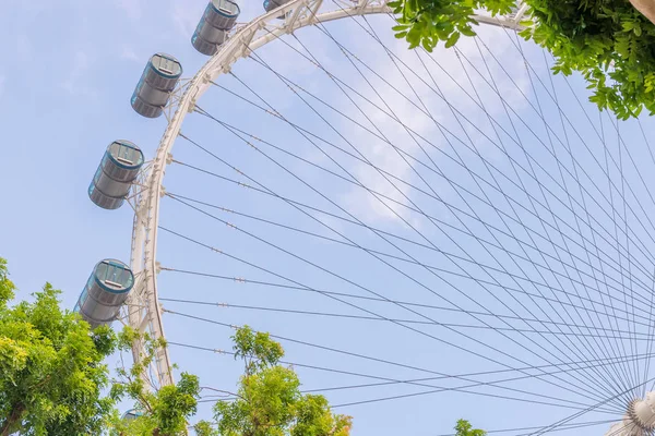 Noria para paseo escénico en parque de atracciones — Foto de Stock