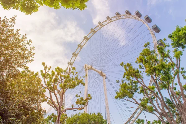 Roda gigante para passeio panorâmico no parque de diversões — Fotografia de Stock