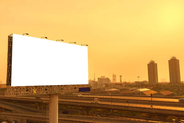 Große leere Plakatwand bereit für neue Werbung mit Sonnenuntergang — Stockfoto