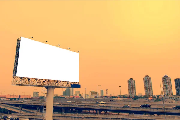 Büyük boş billboard gün batımı ile yeni reklam için hazır — Stok fotoğraf