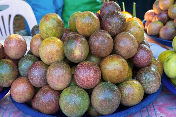 Fruits frais de la passion sur le marché . — Photo