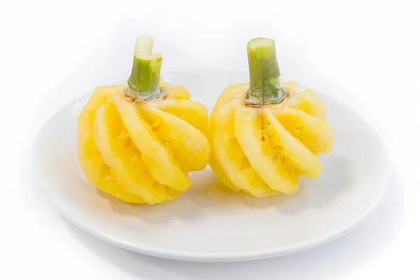 Ananas maturo (Phu Lae) isolato su sfondo bianco — Foto Stock