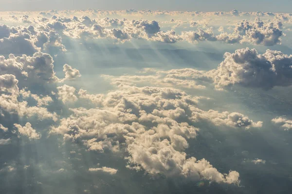 Cielo azul y nubes vistas a través de la ventana de la aeronave —  Fotos de Stock