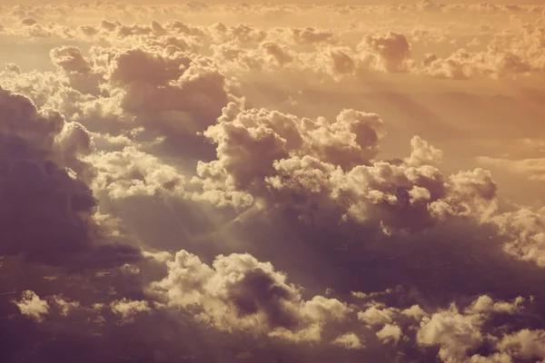 Cielo azul y nubes vistas a través de la ventana de la aeronave —  Fotos de Stock