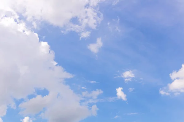 Cielo azul con nubes naturaleza para el fondo —  Fotos de Stock