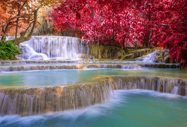 Waterfall in rain forest (Tat Kuang Si Waterfalls at Luang praba — Stock Photo, Image