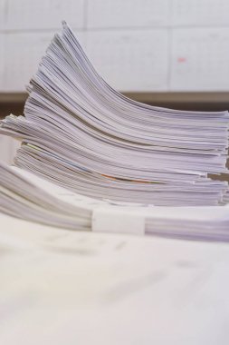 yüksek yönetilmesi için bekleyen belgeler masa yığını