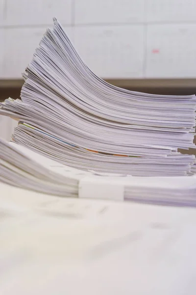 Documentos em mesa empilhar alta esperando para ser gerenciado — Fotografia de Stock