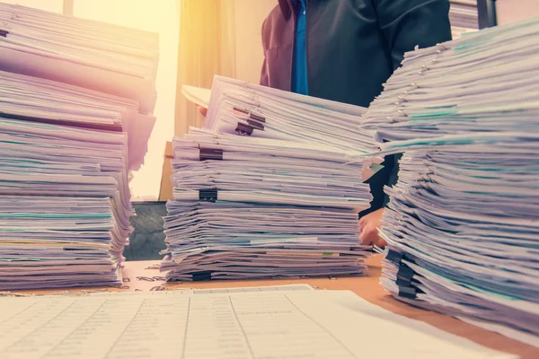 Documenten op bureau stapelen hoge wachten om te worden beheerd — Stockfoto