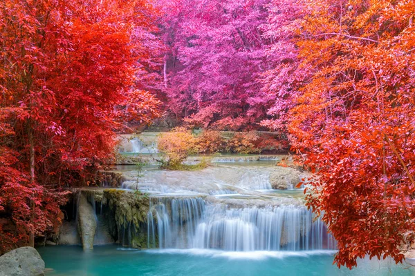 Cachoeira na floresta profunda no Parque Nacional da Cachoeira de Erawan , — Fotografia de Stock